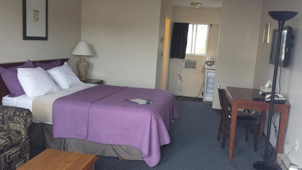 Imperial Motel 100 Mile House Zewnętrze zdjęcie